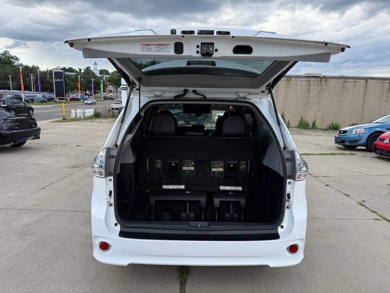 Used 2017 Toyota Sienna SE Premium image 21