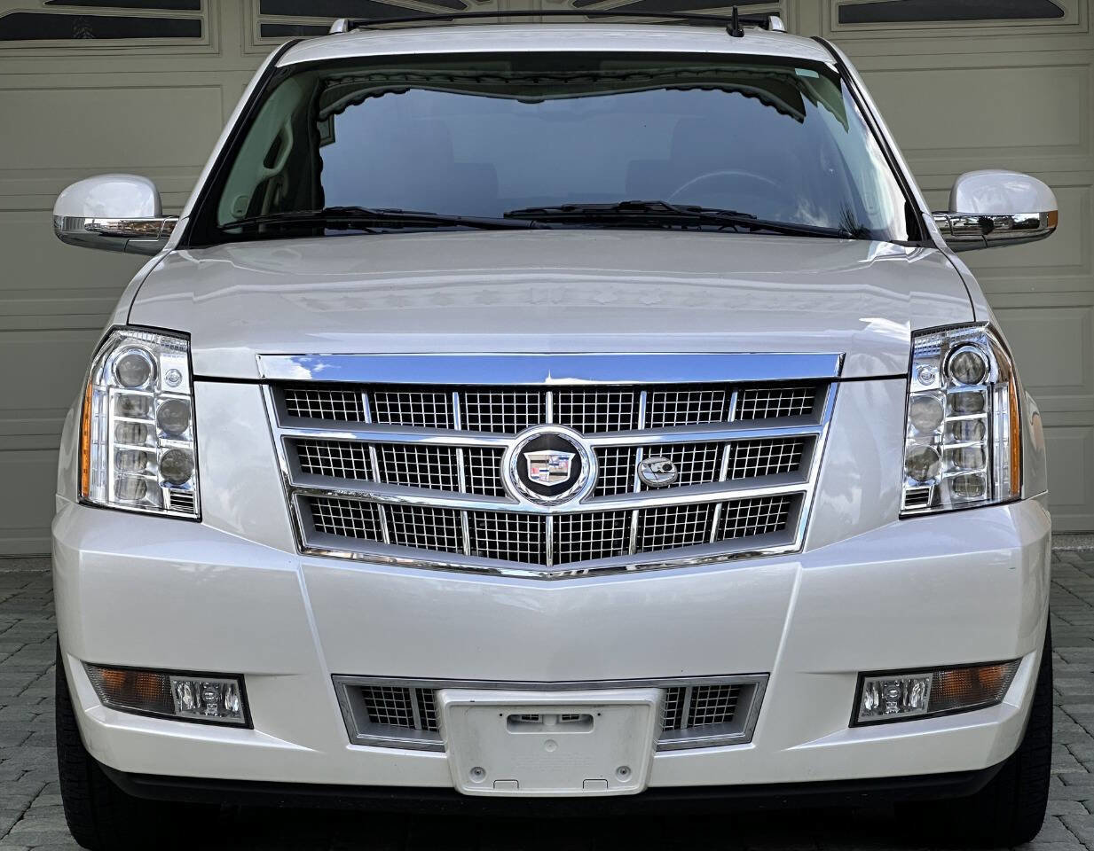 Used 2011 Cadillac Escalade Platinum image 26