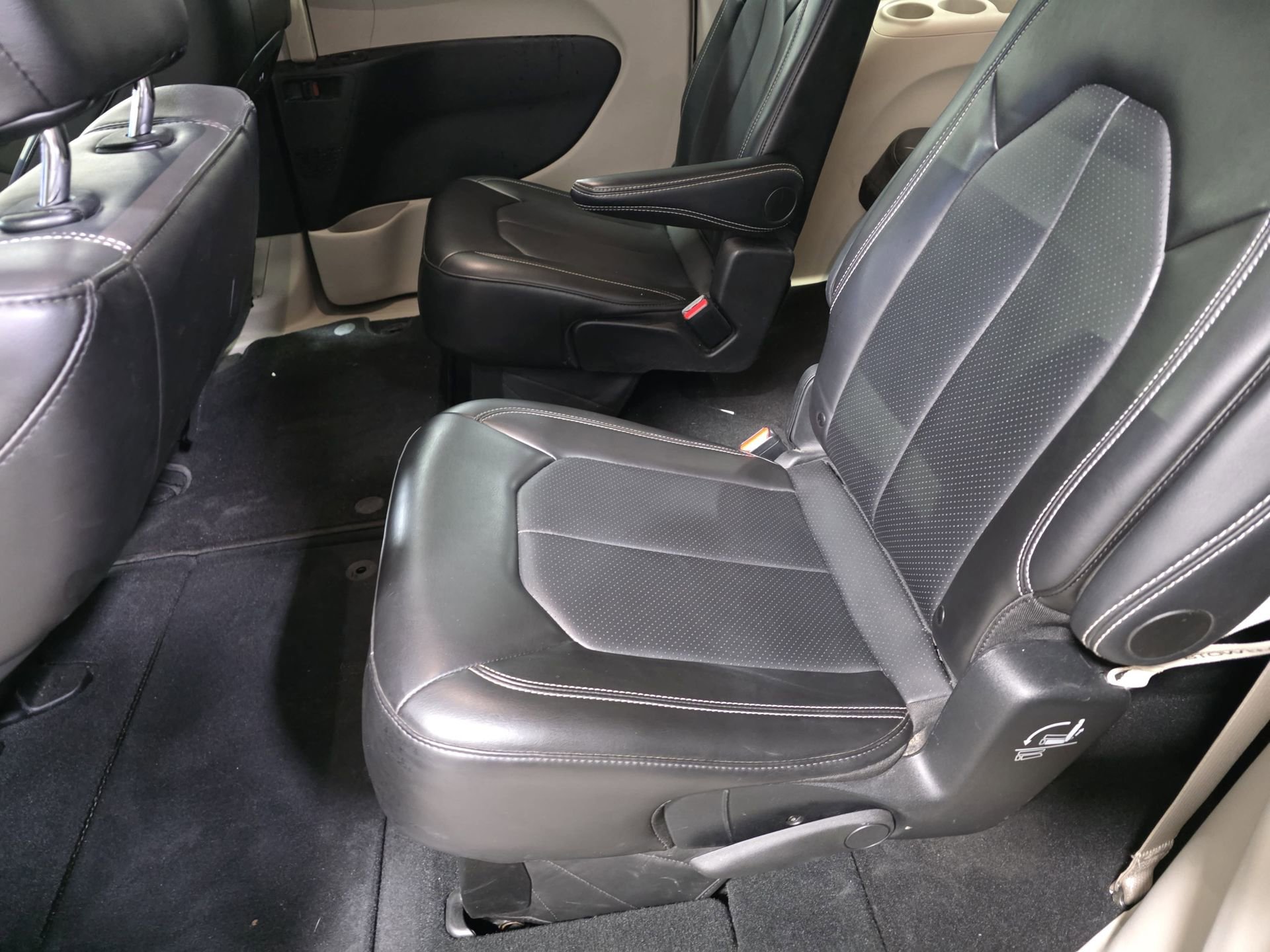 Used 2024 Chrysler Pacifica Touring-L FWD image 14