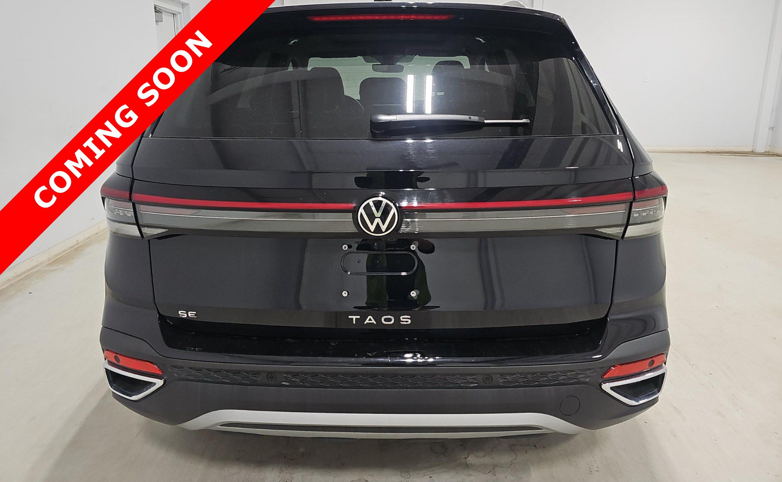 Used 2025 Volkswagen Taos SE w/ Panoramic Sunroof Package FWD image 5