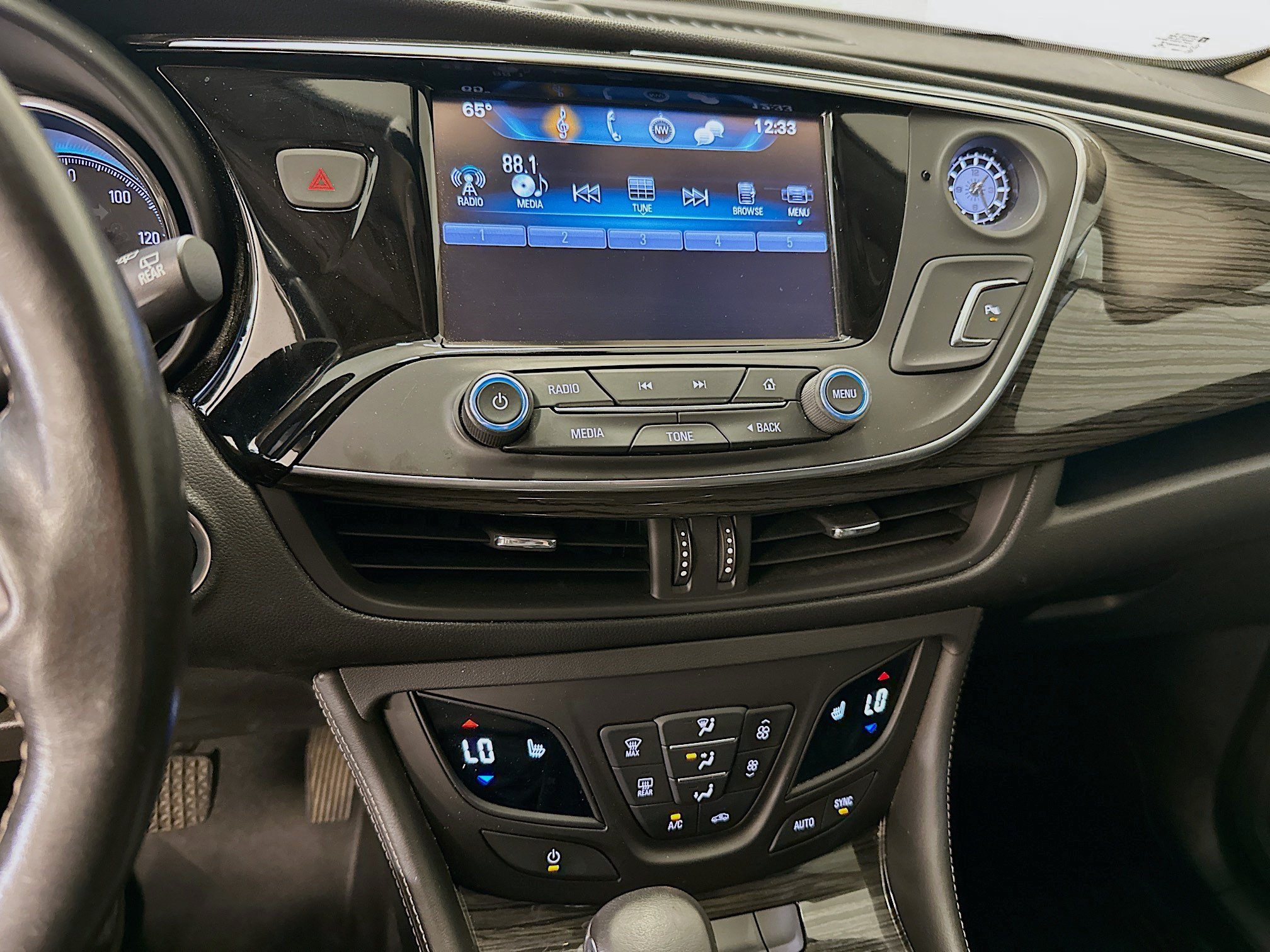 Used 2018 Buick Envision Essence AWD/4WD image 26
