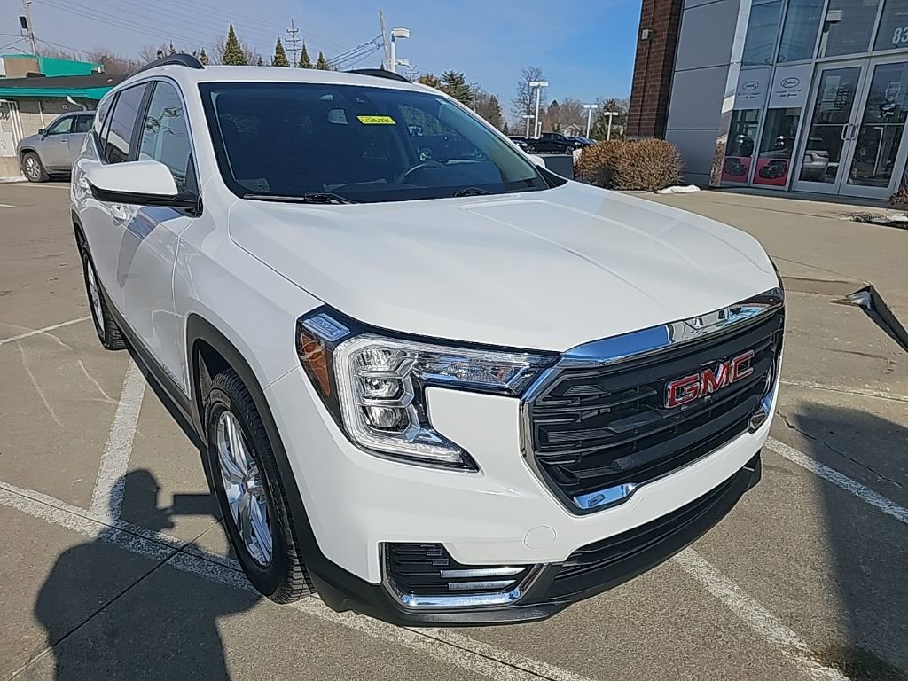 Used 2022 GMC Terrain SLE w/ Driver Convenience Package image 3