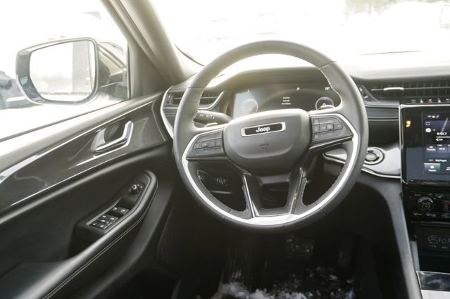 Used 2023 Jeep Grand Cherokee Altitude image 11