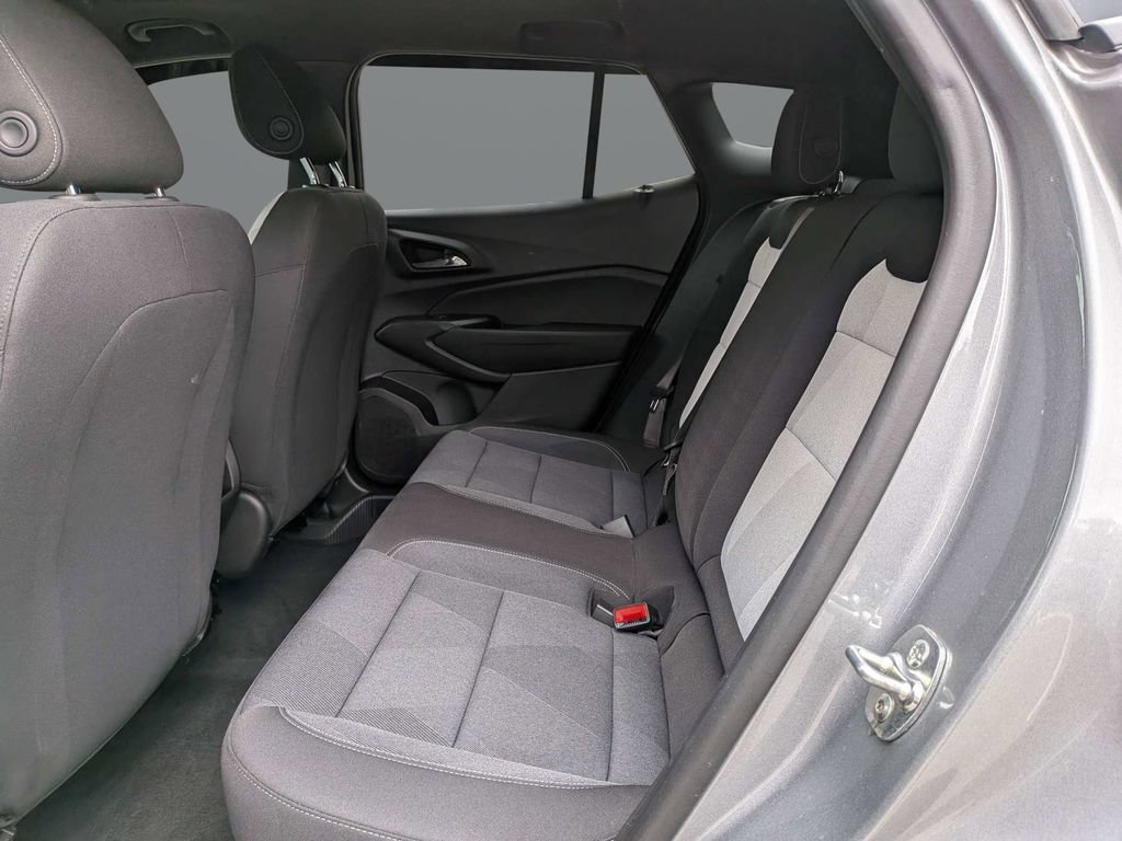 Used 2025 Chevrolet Trax RS w/ Sunroof Package FWD image 16