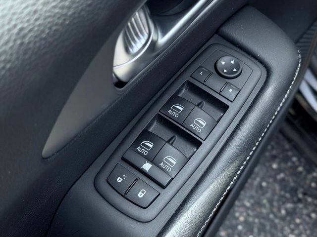 Used 2025 Chrysler Pacifica Select FWD image 16