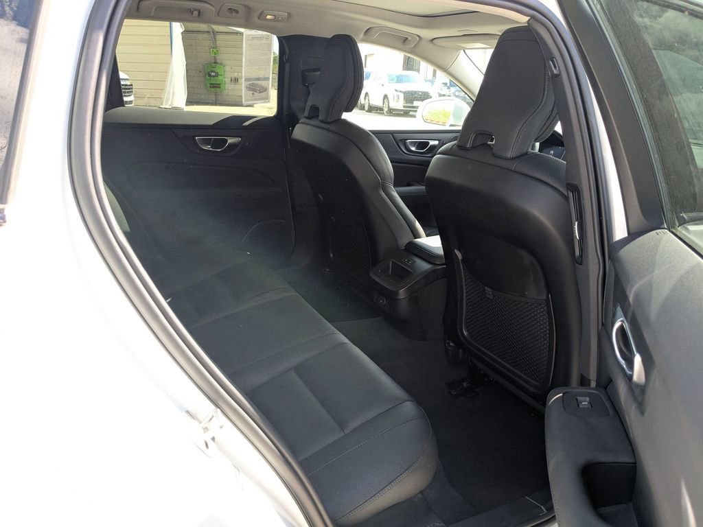 Used 2025 Volvo V60 B5 Cross Country Plus image 30