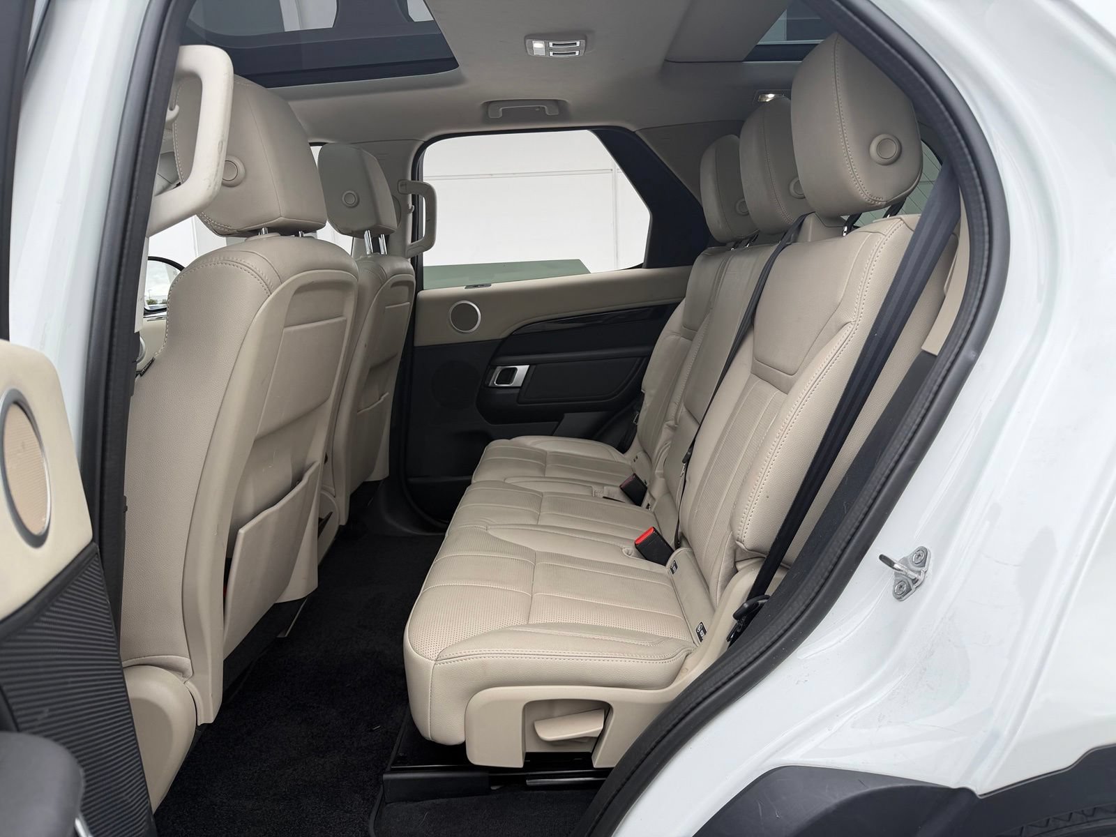 Used 2019 Land Rover Discovery SE AWD/4WD image 18