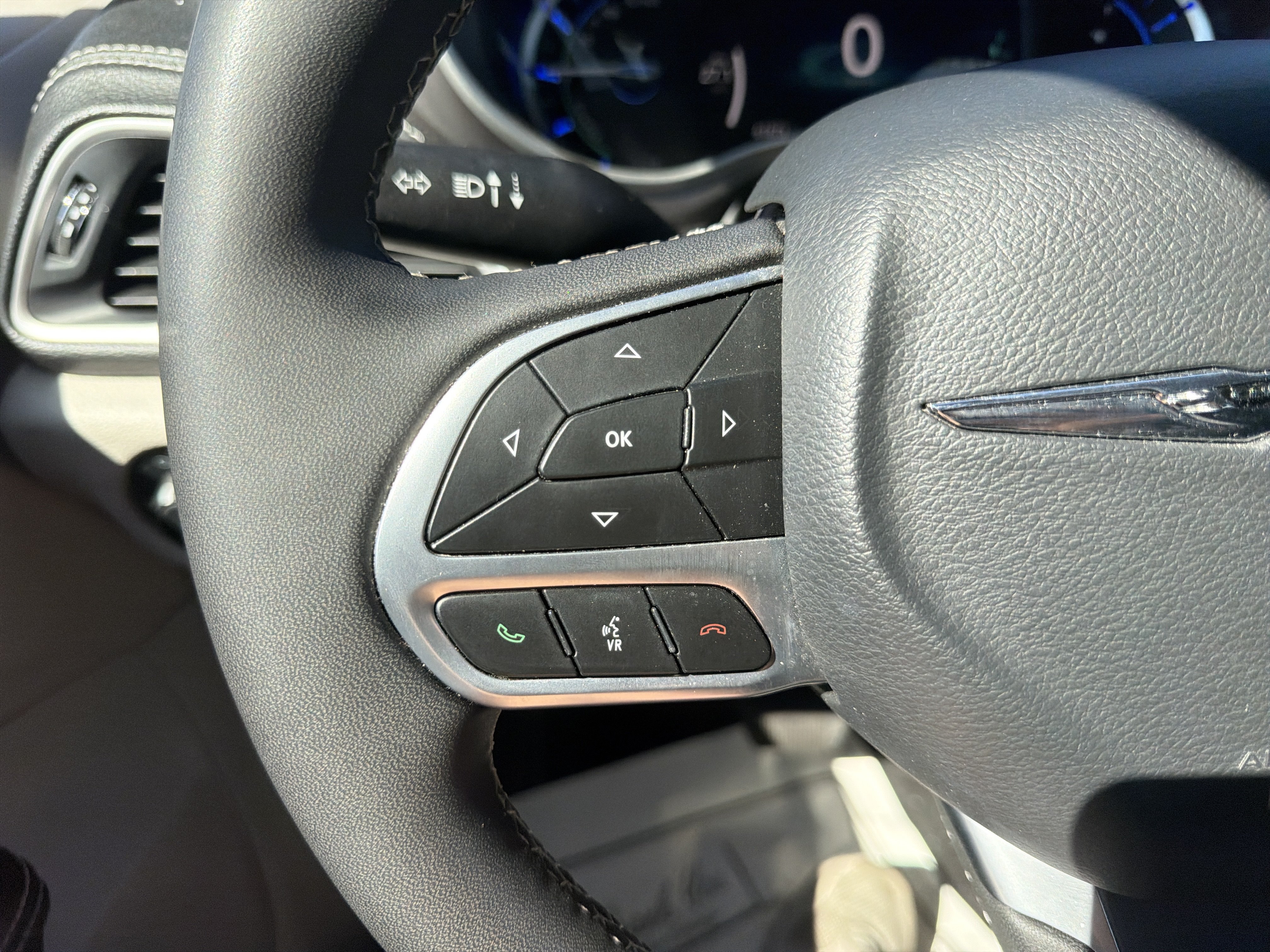 Used 2024 Chrysler Pacifica Limited FWD image 19