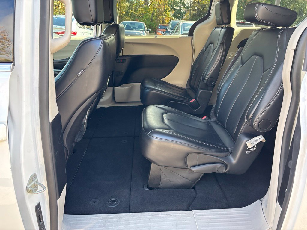 Used 2024 Chrysler Pacifica Touring-L FWD image 15