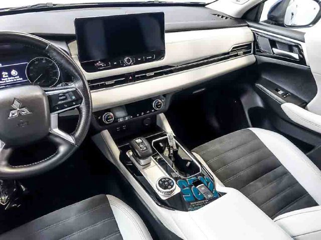 Used 2025 Mitsubishi Outlander SE AWD/4WD image 17