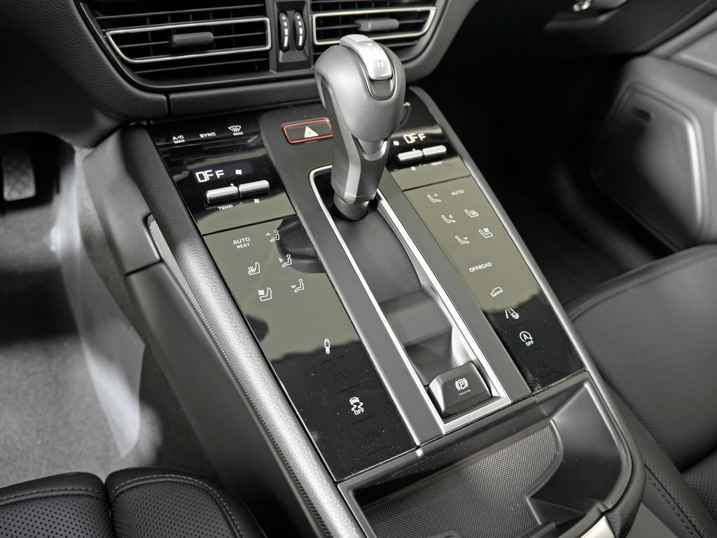 Certified 2026 Porsche Macan Turbo AWD/4WD image 30