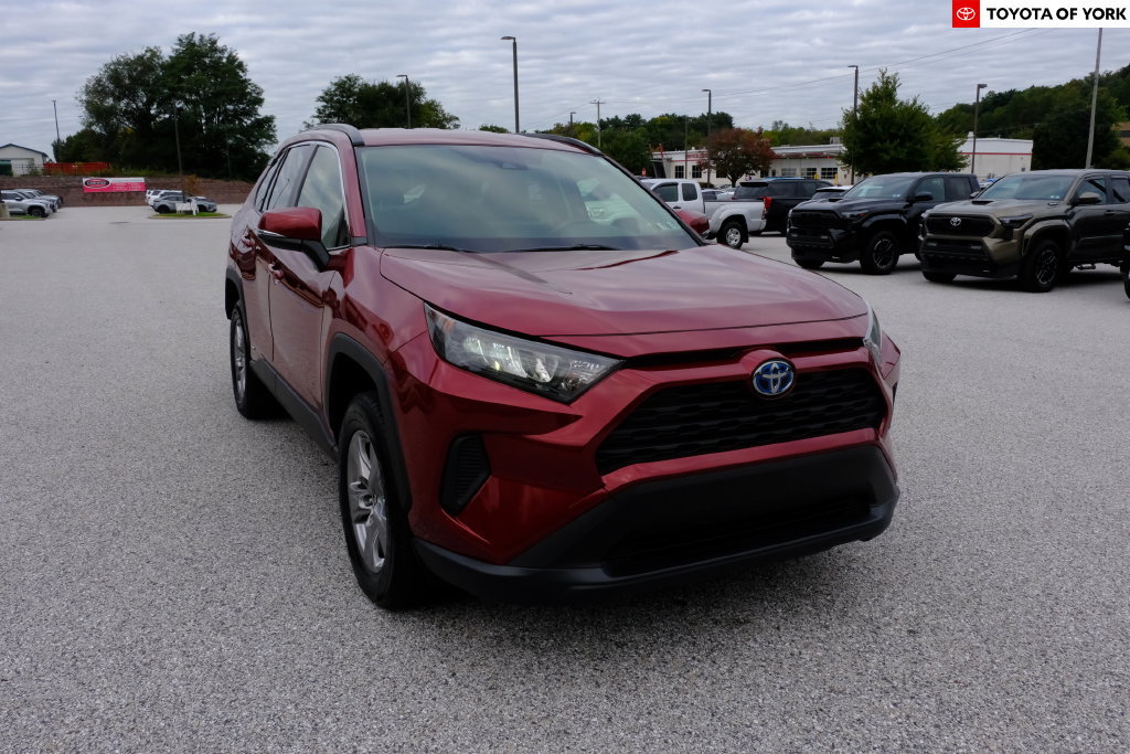 Used 2022 Toyota RAV4 LE AWD/4WD image 1