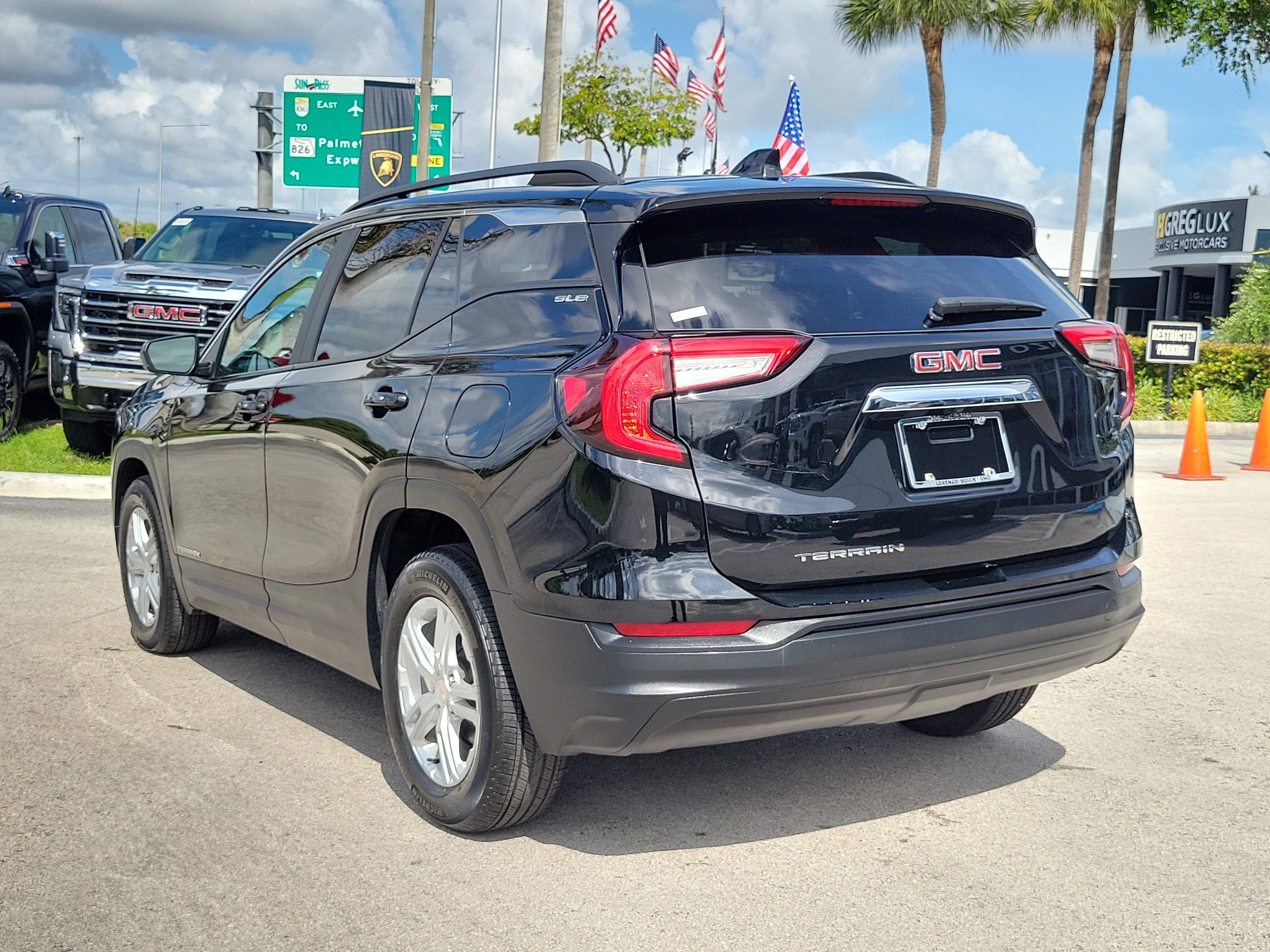 Used 2023 GMC Terrain SLE w/ Driver Convenience Package FWD image 7