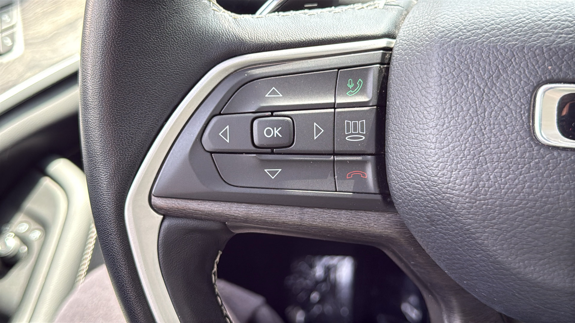 Used 2022 Jeep Grand Cherokee Limited AWD/4WD image 16