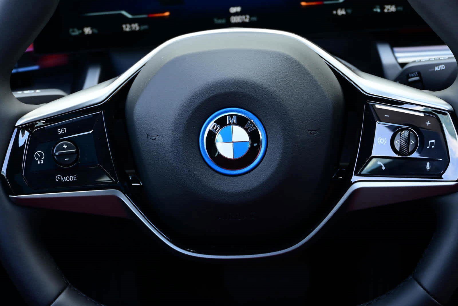 Used 2025 BMW i5 eDrive40i w/ Premium Package RWD image 11