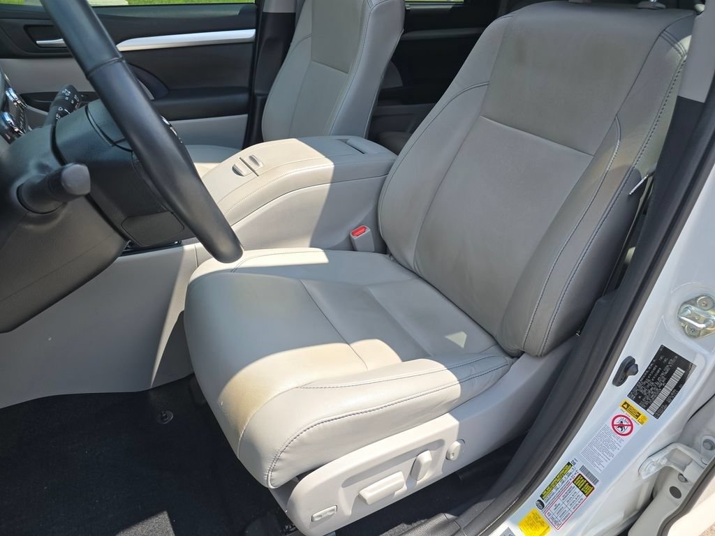 Used 2019 Toyota Highlander XLE AWD/4WD image 6