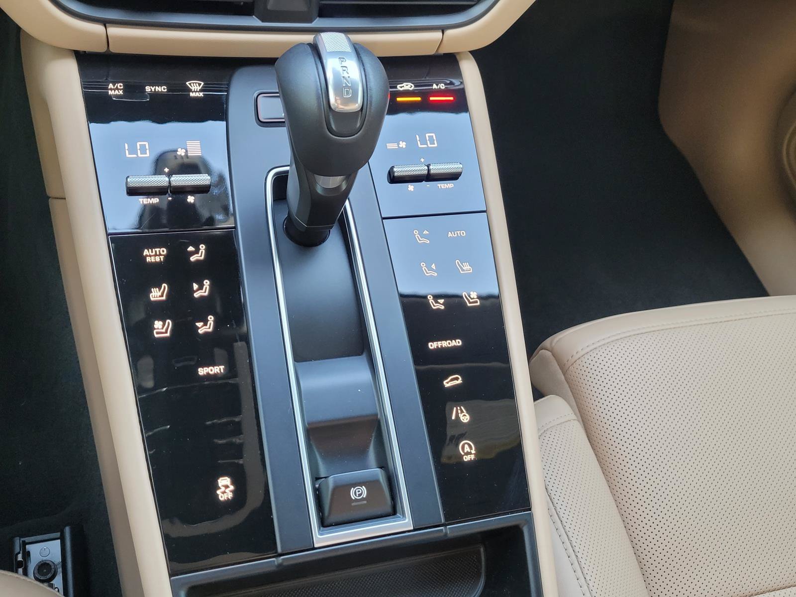 Used 2025 Porsche Macan AWD/4WD image 14