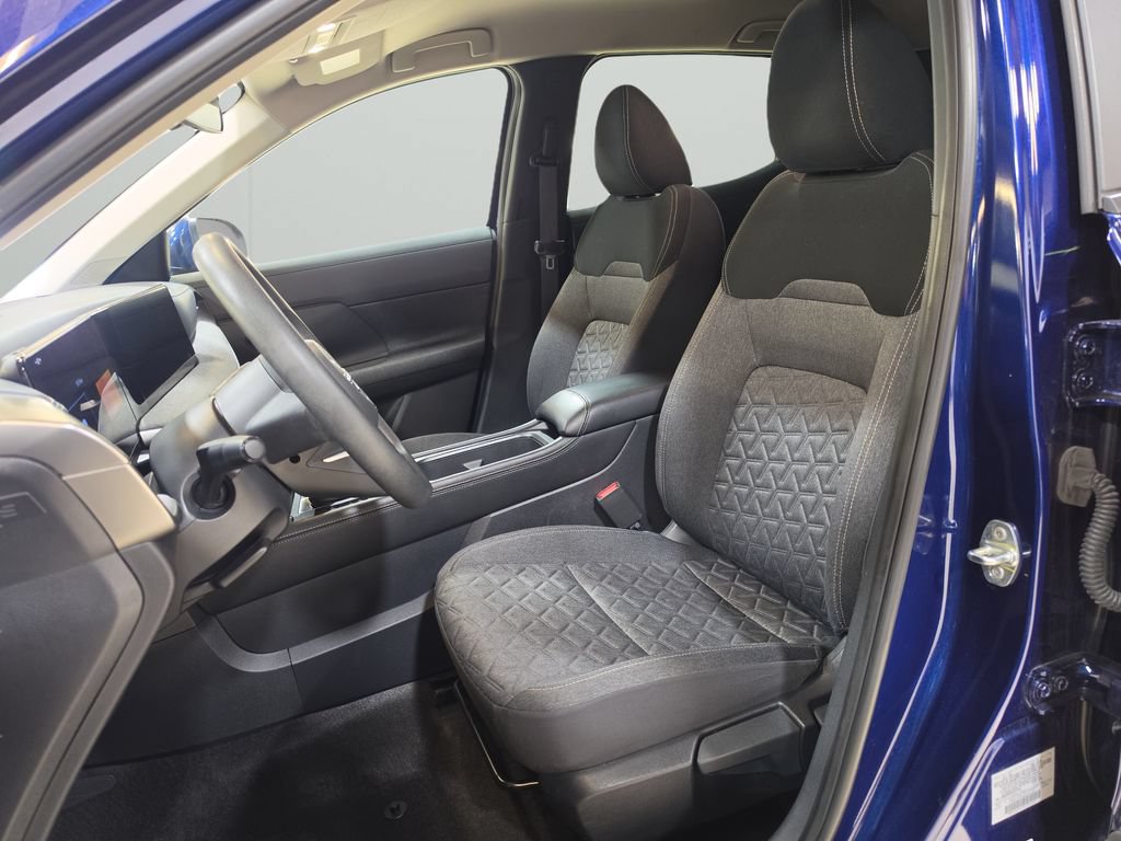 Used 2025 Nissan Kicks SV AWD/4WD image 12