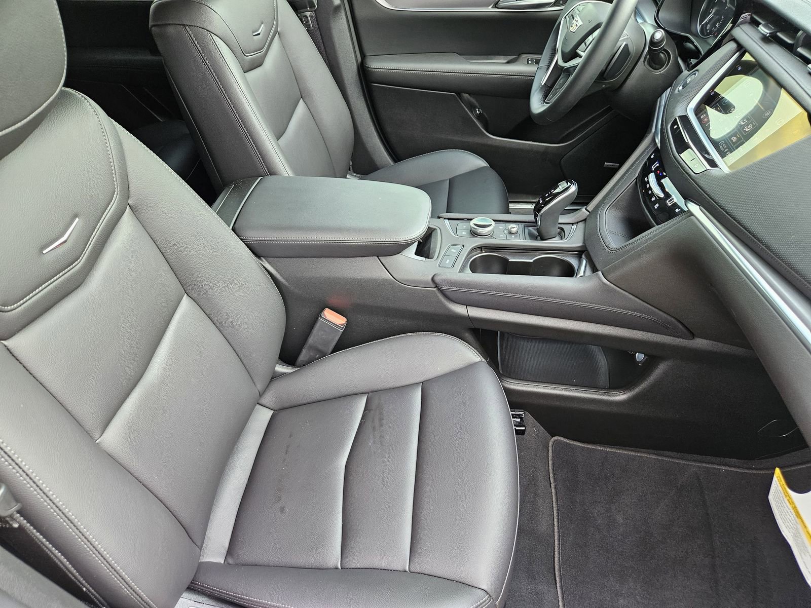 New 2026 Cadillac XT5 Luxury w/ LPO, ONYX Package FWD image 16