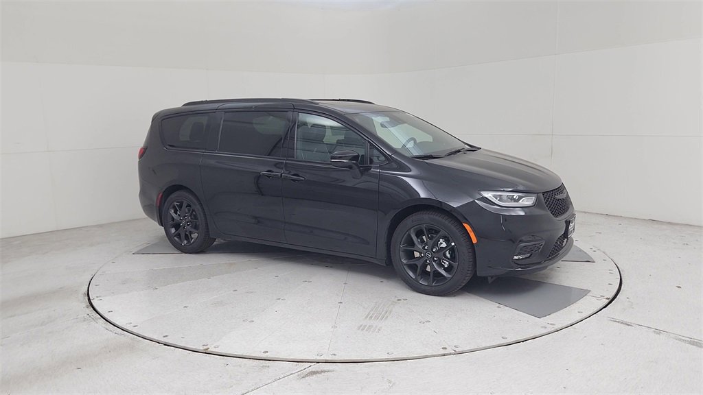 New 2026 Chrysler Pacifica Limited w/ S Appearance Package image 3