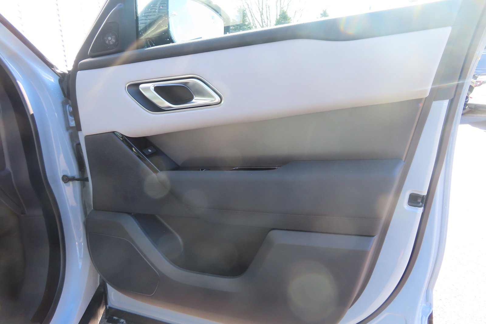 New 2025 Land Rover Range Rover Velar Dynamic SE image 27