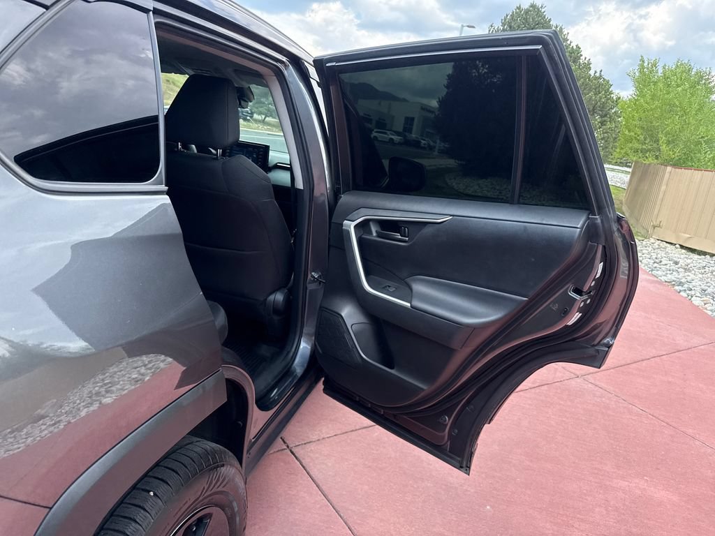 Used 2021 Toyota RAV4 LE AWD/4WD image 25