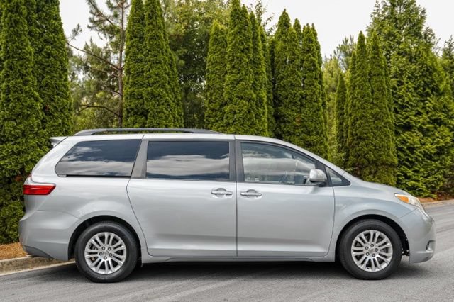 Used 2015 Toyota Sienna XLE w/ XLE Navigation Package FWD image 12