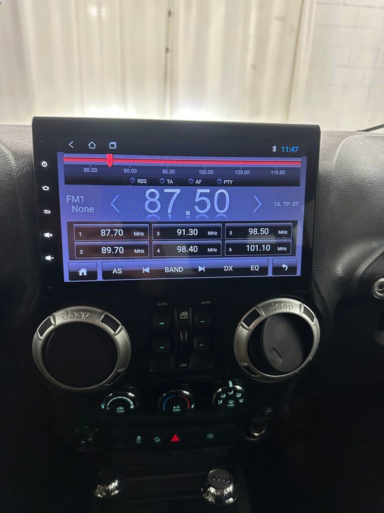 Used 2017 Jeep Wrangler Unlimited Sahara w/ Connectivity Group image 23