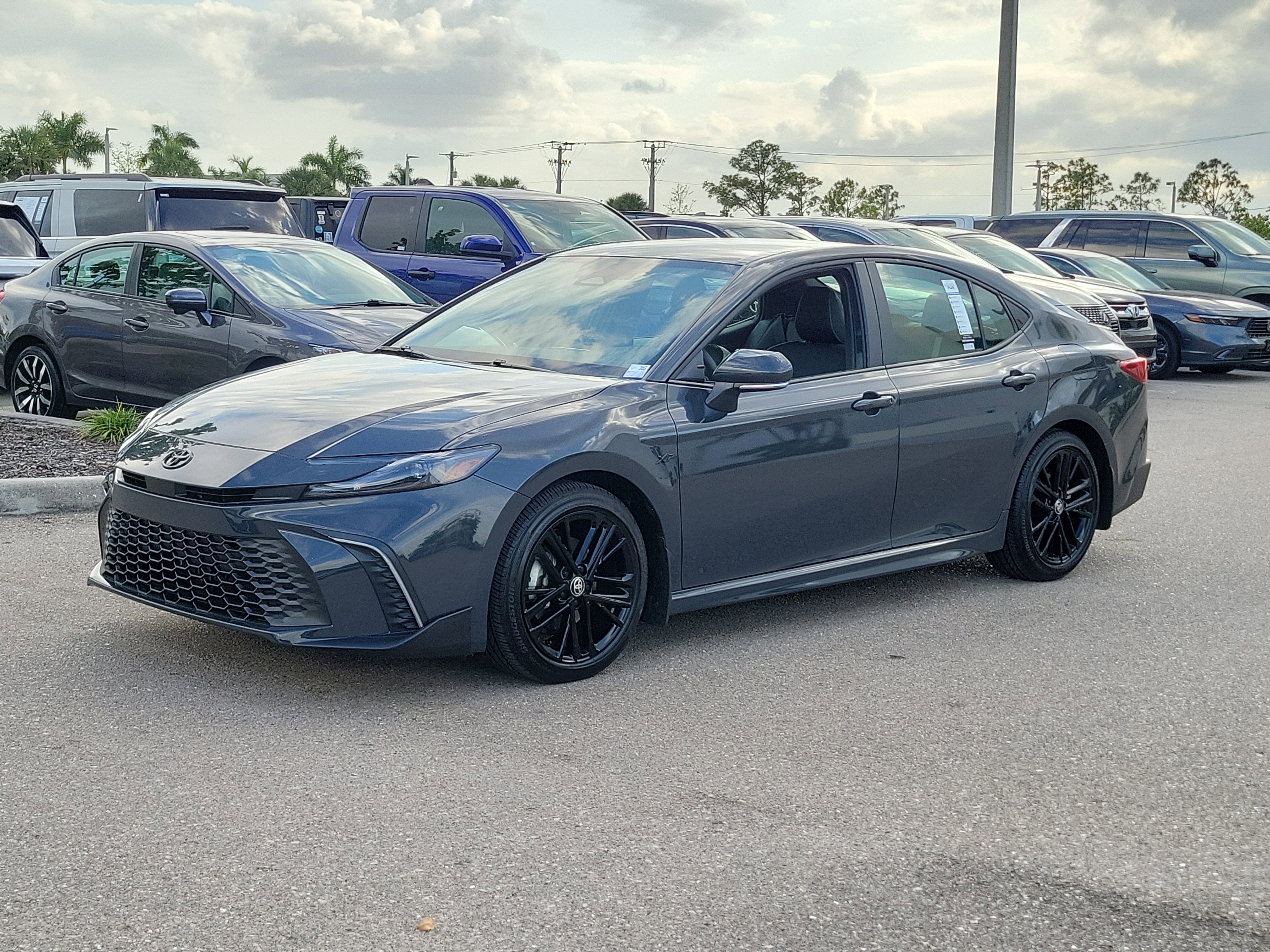 Used 2025 Toyota Camry SE image 5