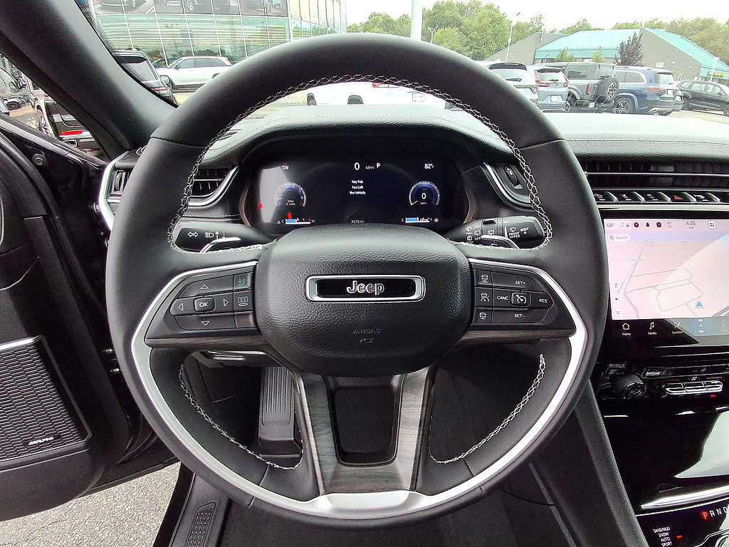 Used 2025 Jeep Grand Cherokee Limited w/ Black Appearance Package AWD/4WD image 22