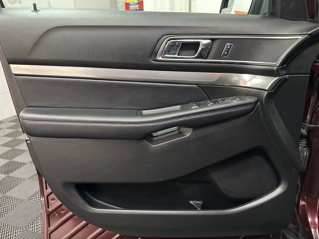 Used 2018 Ford Explorer XLT image 16
