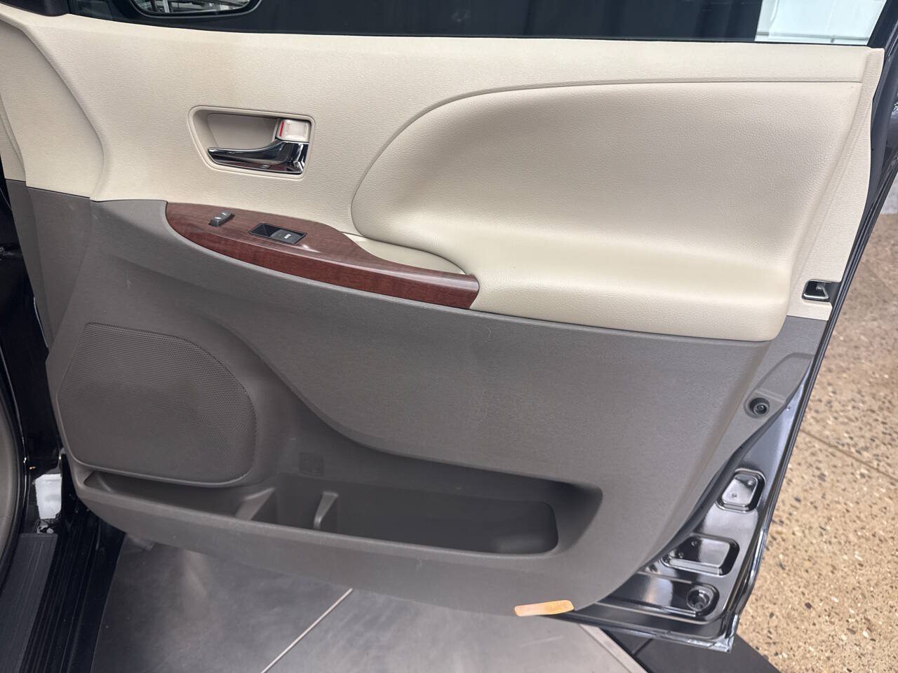Used 2013 Toyota Sienna XLE AWD/4WD image 26