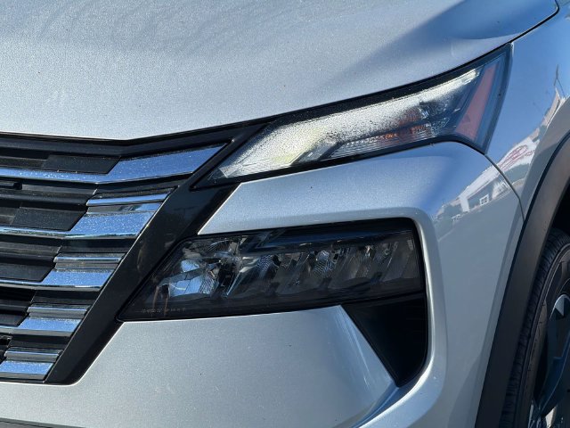 Used 2025 Nissan Rogue SV AWD/4WD image 10