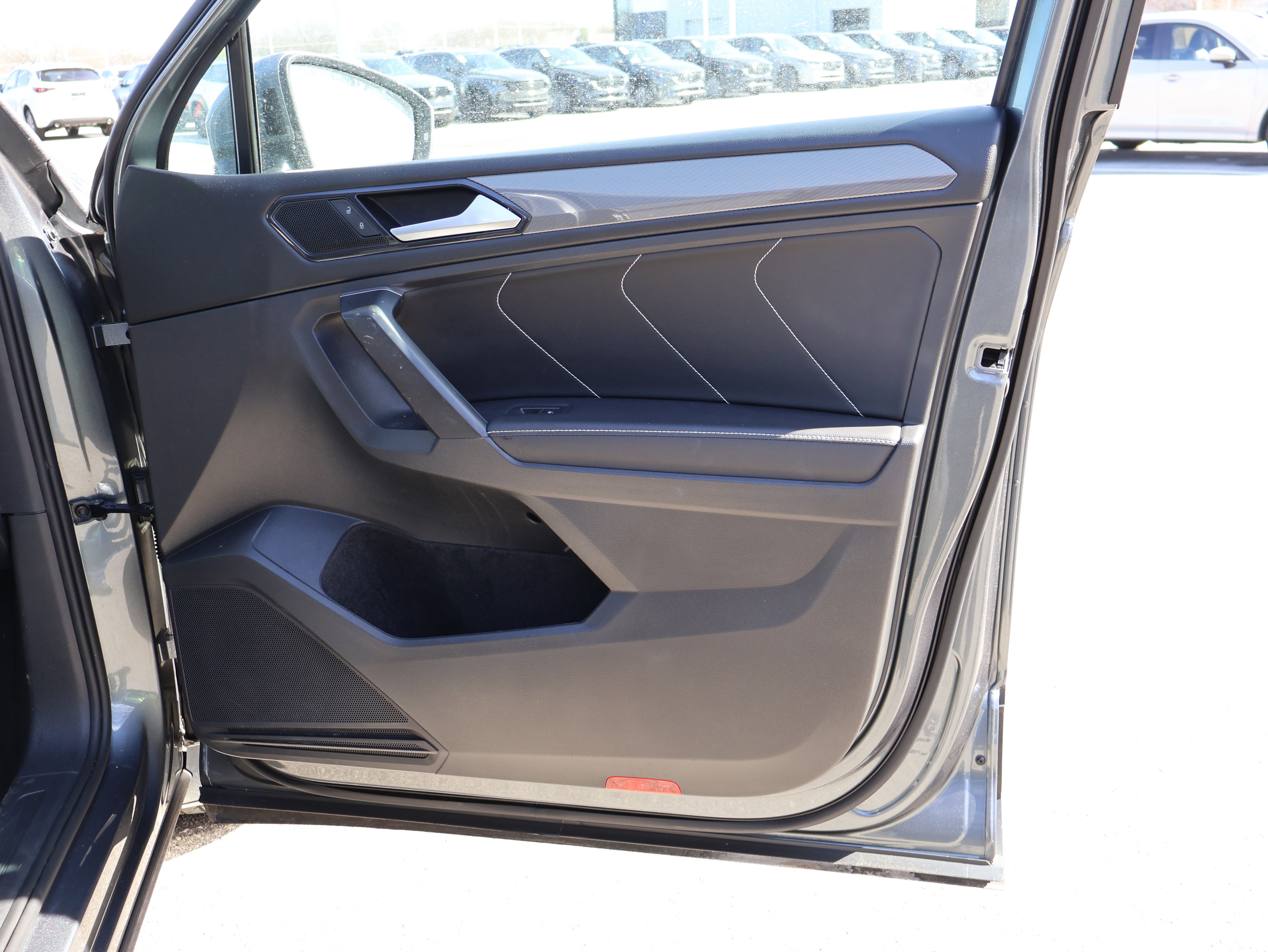 Used 2023 Volkswagen Tiguan SE w/ Panoramic Sunroof Package image 9