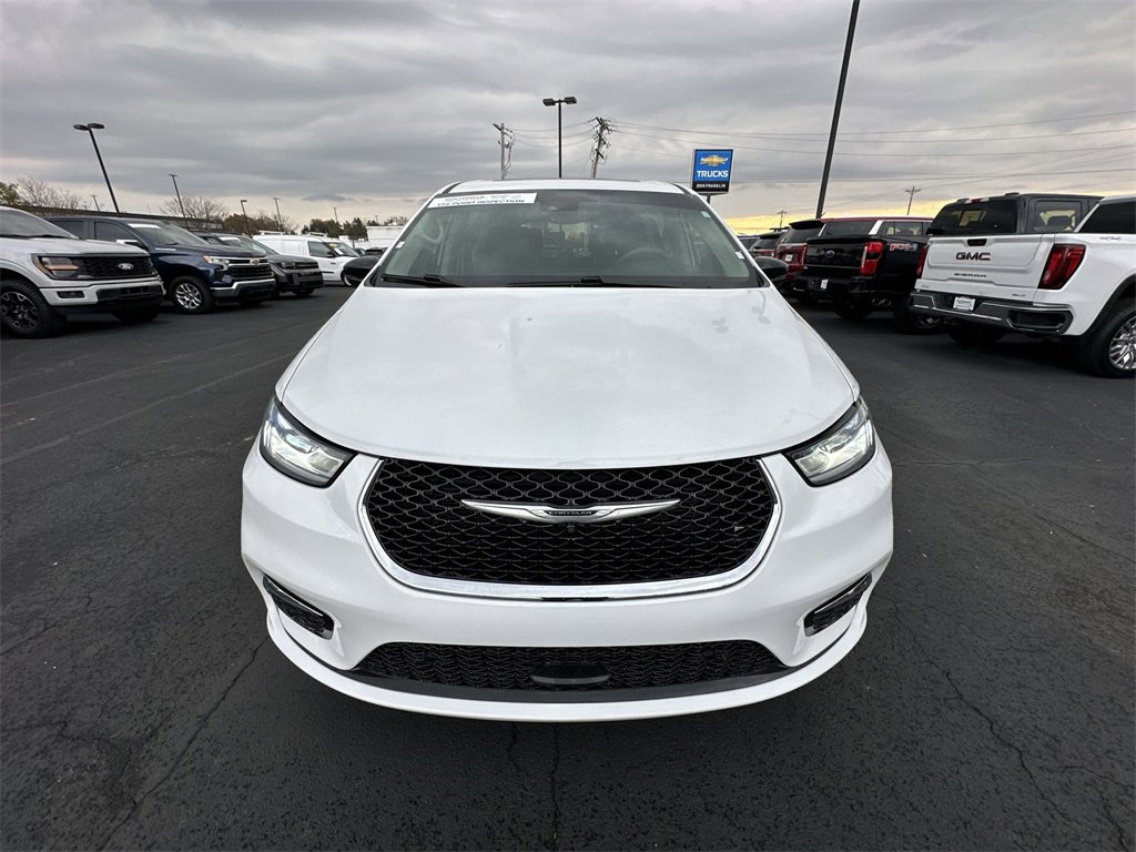 Used 2024 Chrysler Pacifica Limited w/ Uconnect Theater Family Group image 28