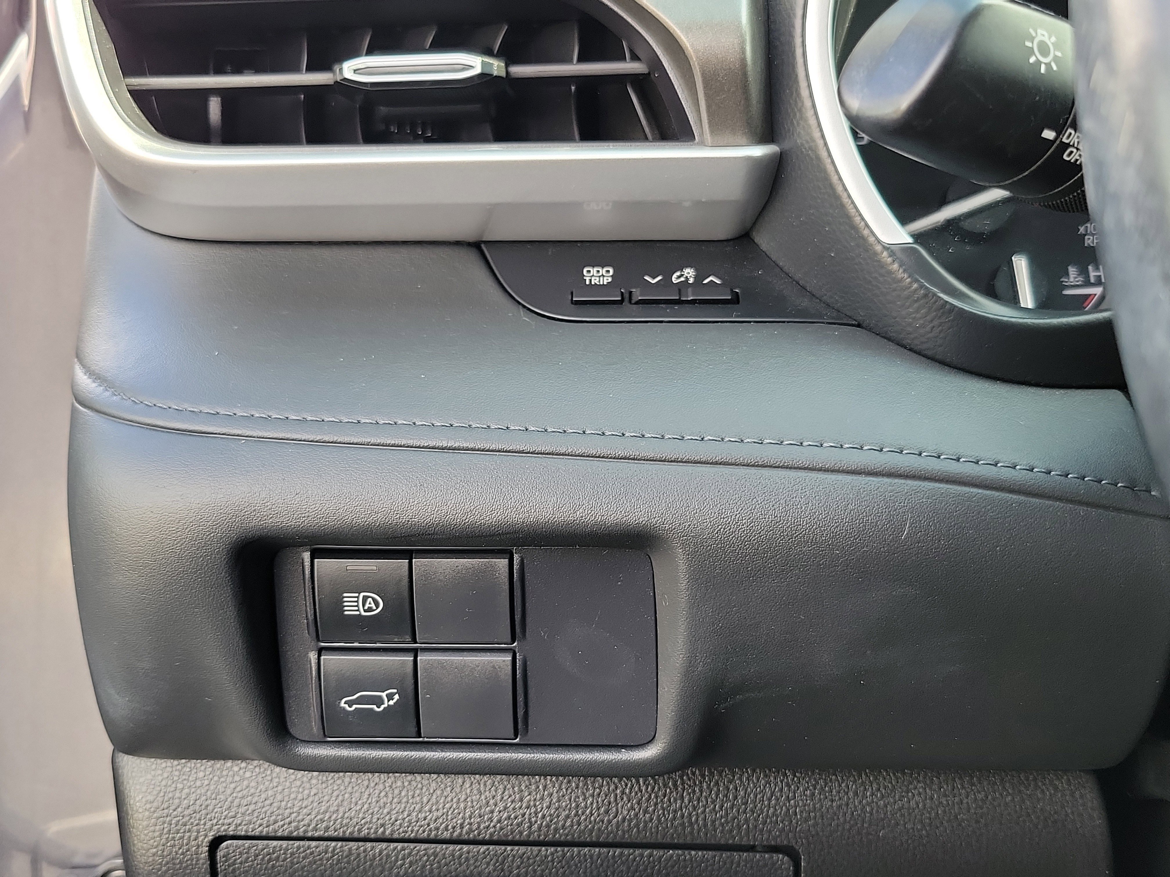 Used 2021 Toyota Highlander XLE image 24