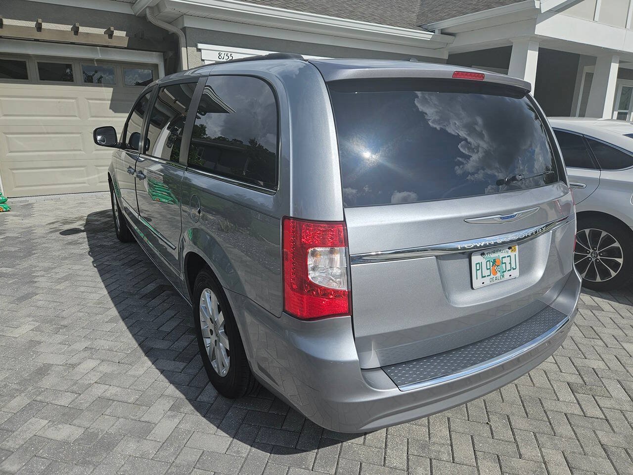 Used 2016 Chrysler Town & Country Touring FWD image 10