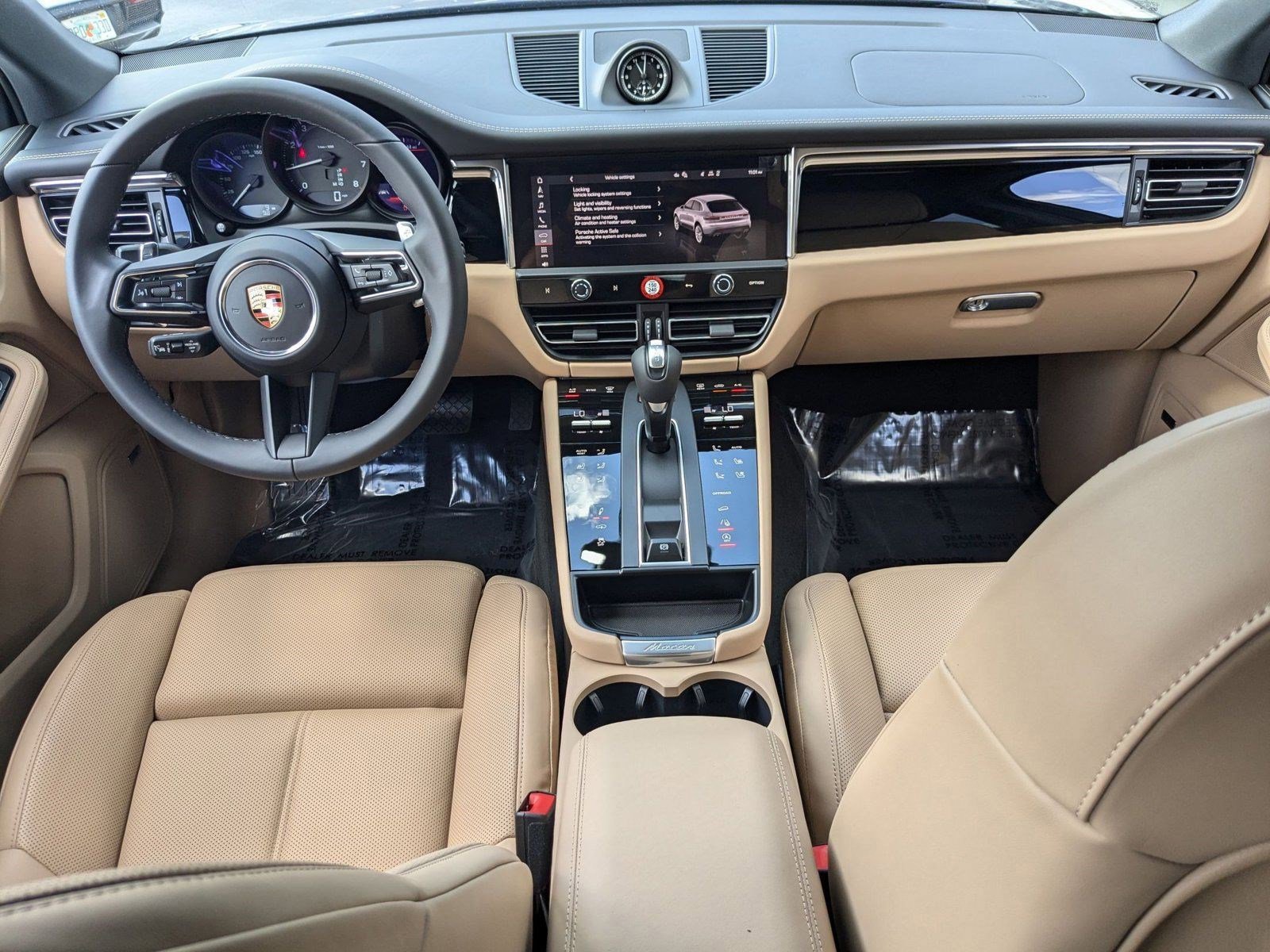 Certified 2025 Porsche Macan AWD/4WD image 23