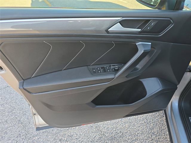 Used 2023 Volkswagen Tiguan SE R-Line image 13