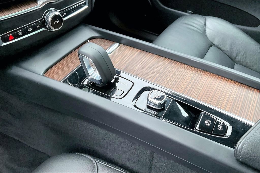 Used 2022 Volvo XC60 B5 Momentum w/ Climate Package image 18