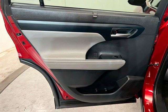 Used 2023 Toyota Highlander XLE image 18