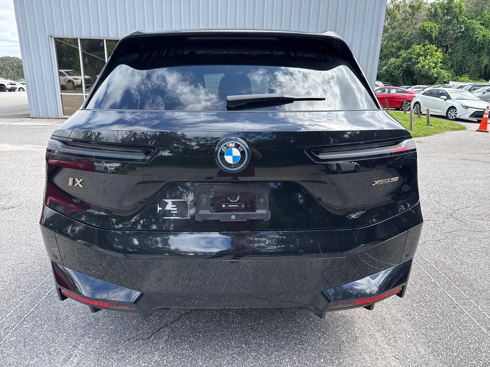 Used 2024 BMW iX xDrive50 w/ Premium Package AWD/4WD image 10