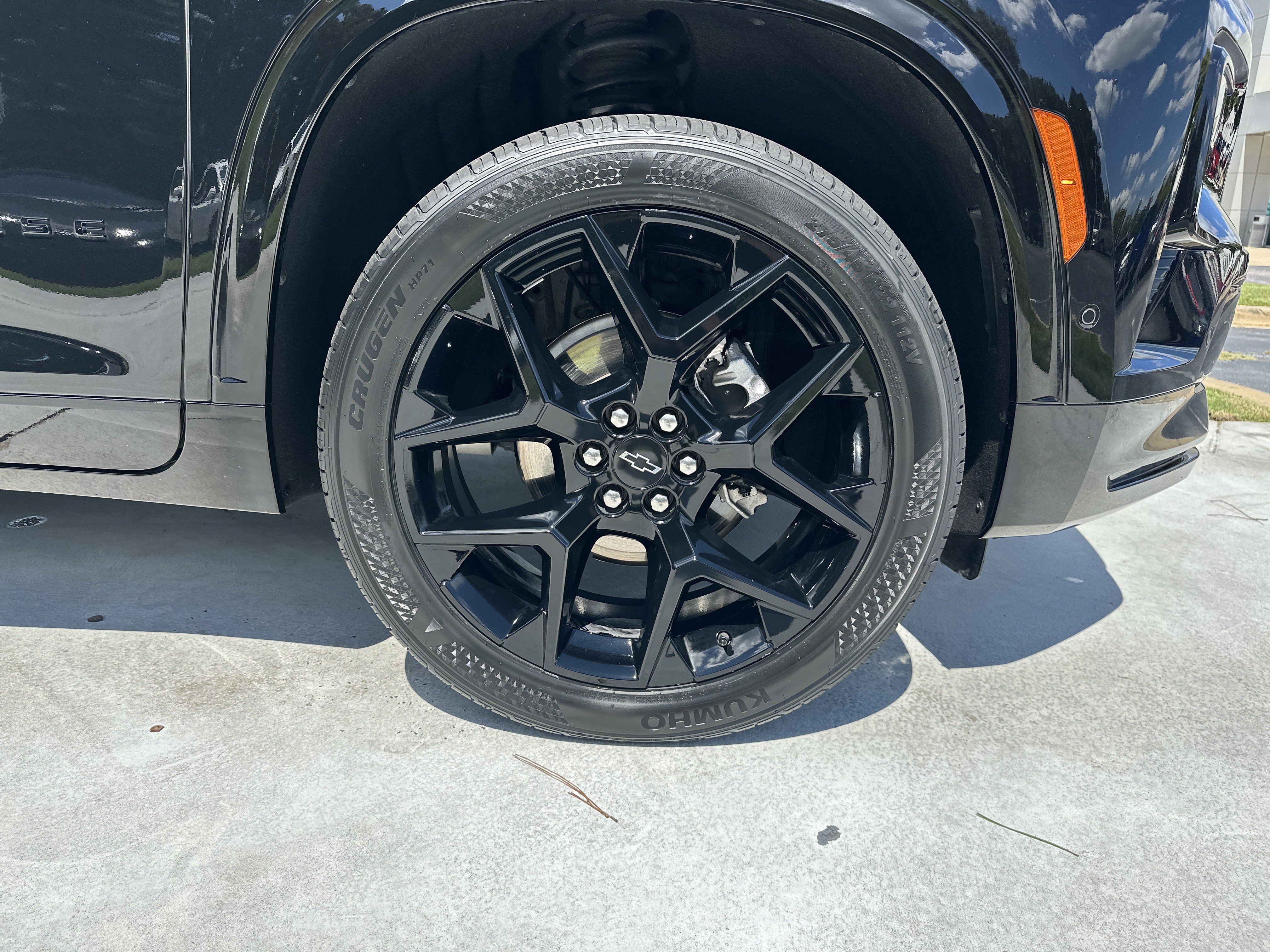 Used 2025 Chevrolet Traverse RS FWD image 13