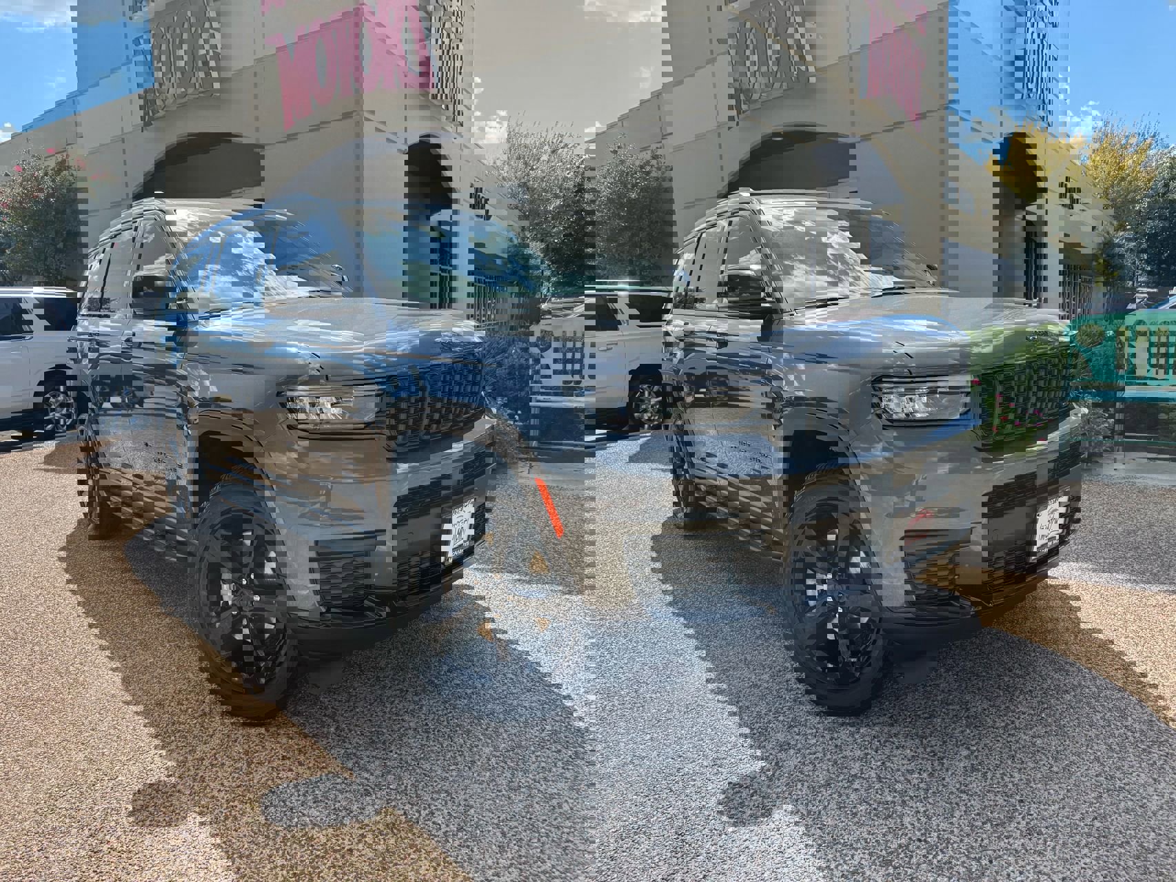 Used 2023 Jeep Grand Cherokee L Laredo image 1