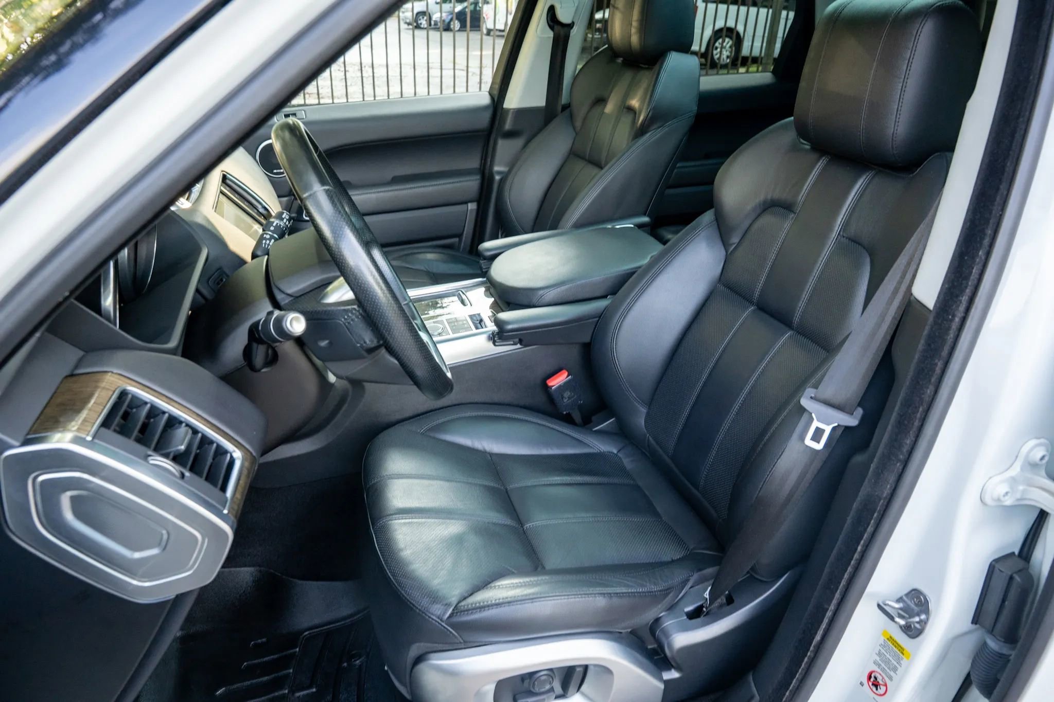 Used 2016 Land Rover Range Rover Sport SE image 12