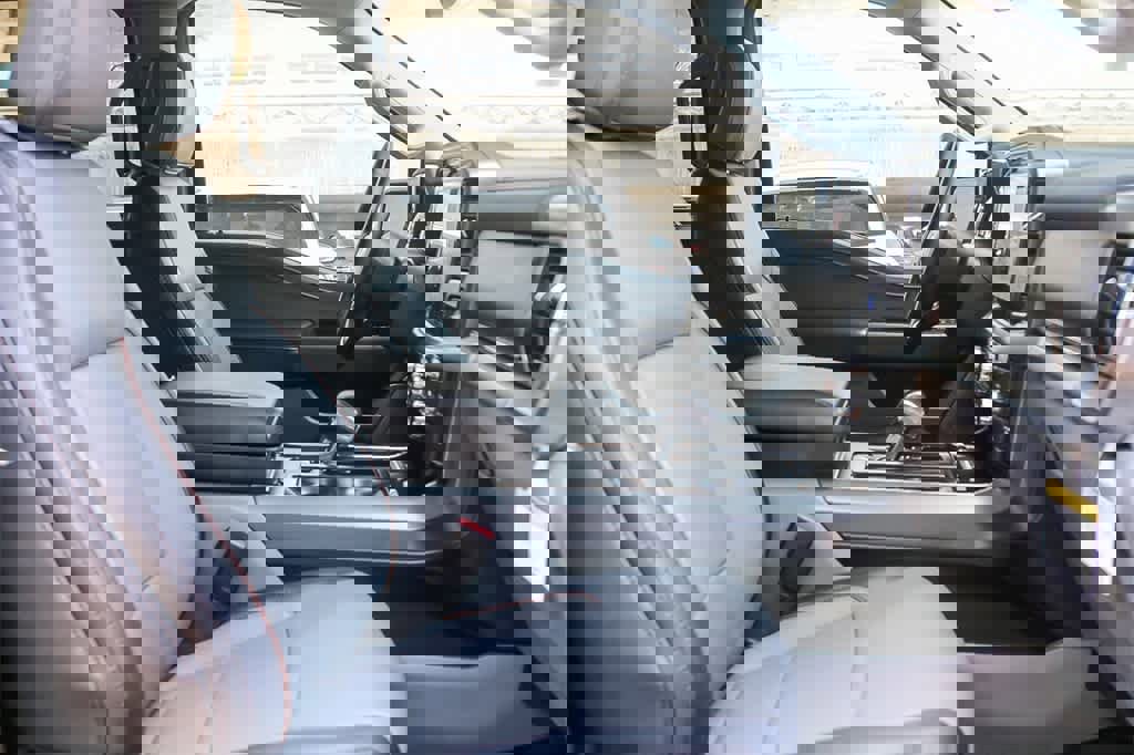 New 2025 Ford F150 Lariat w/ Equipment Group 501A Mid image 17