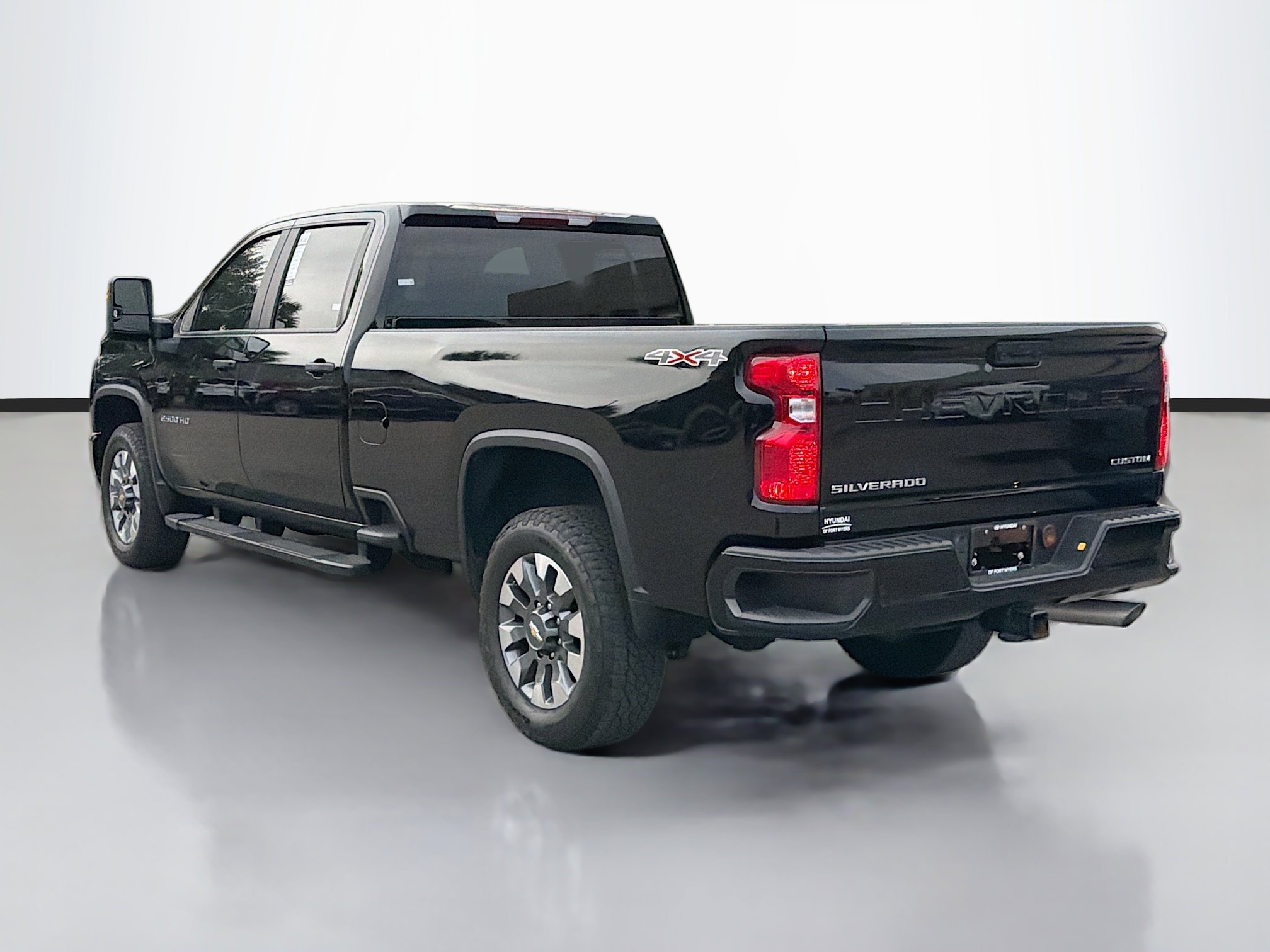 Used 2024 Chevrolet Silverado 2500 Custom w/ Custom Value Package image 5