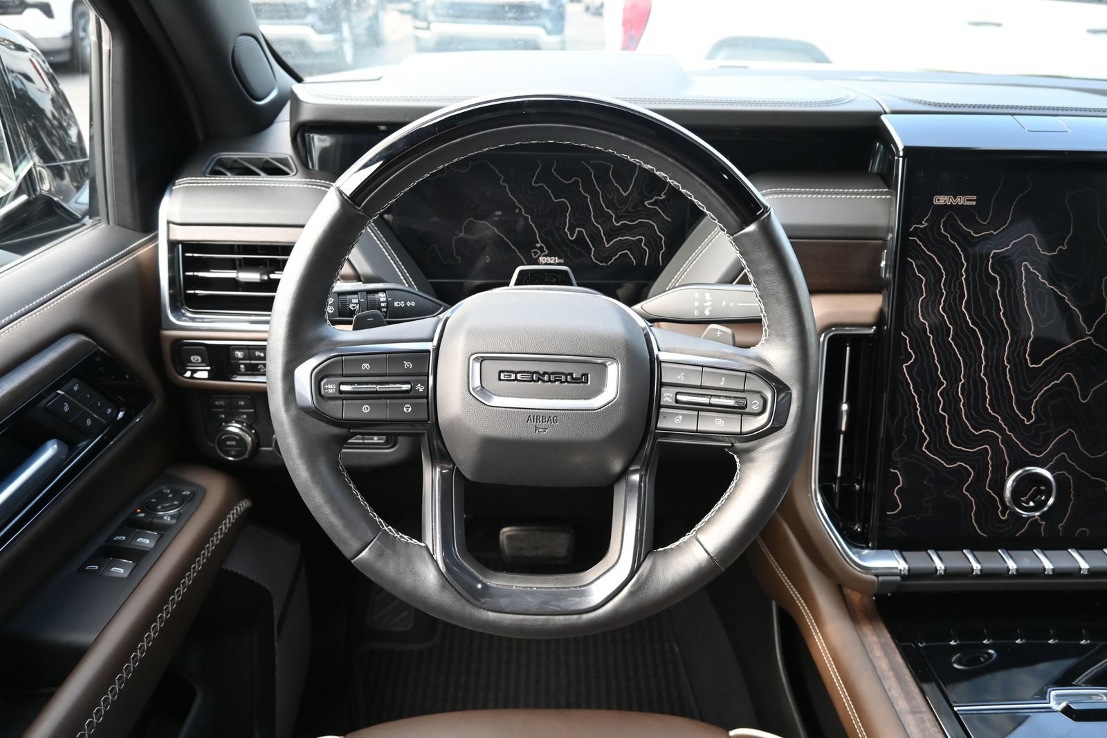 Used 2025 GMC Yukon Denali Ultimate AWD/4WD image 10