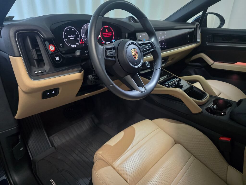 Certified 2025 Porsche Cayenne Coupe AWD/4WD image 4