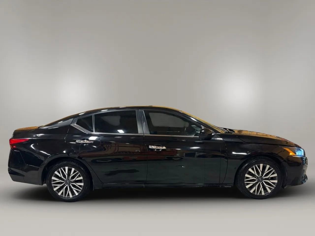 Used 2023 Nissan Altima 2.5 SV image 3